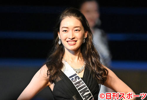 笑顔を見せる友成愛佳さん(撮影・山崎安昭)