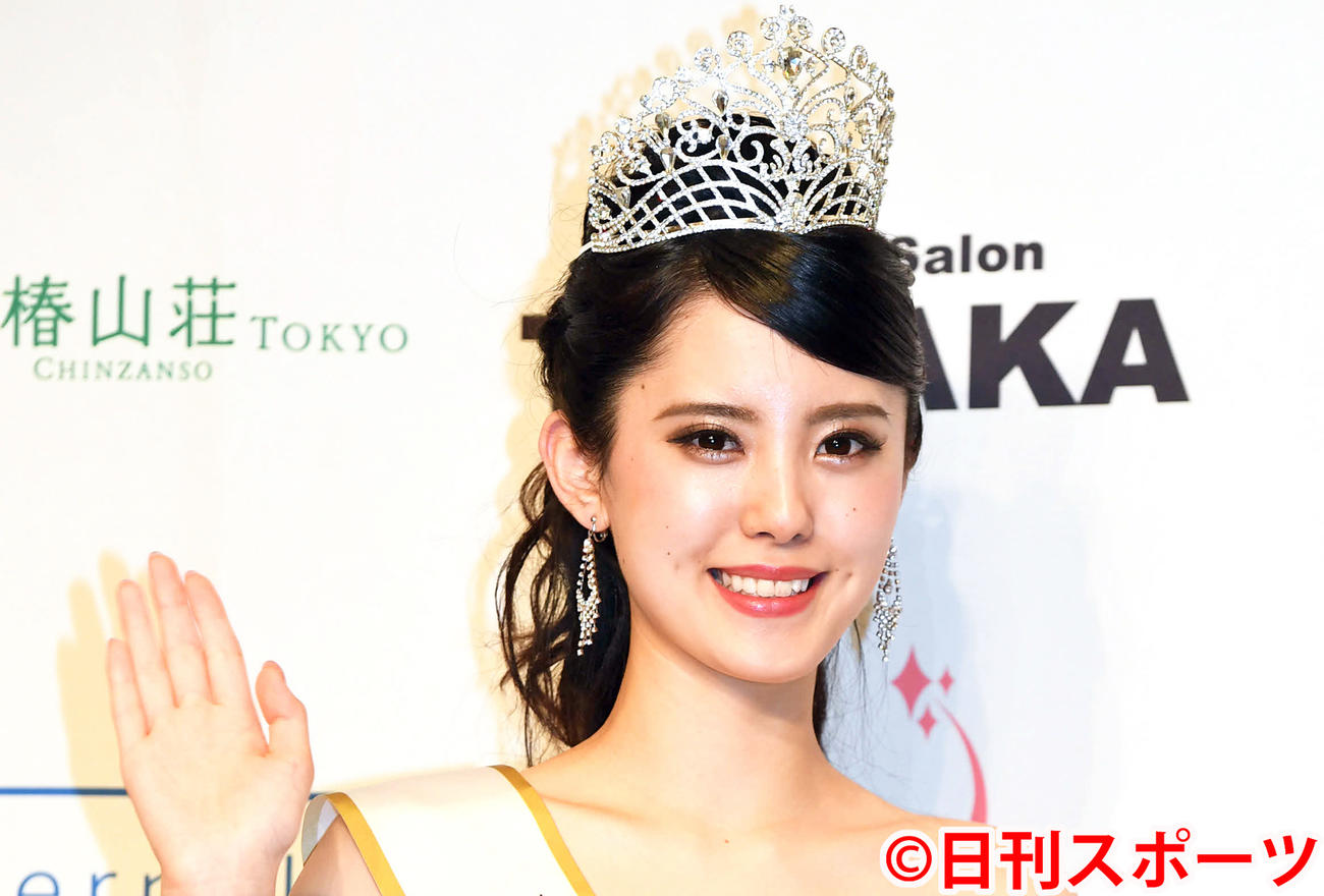 記念撮影に臨むミス・ジャパン小川千奈さん（撮影・山崎安昭）
