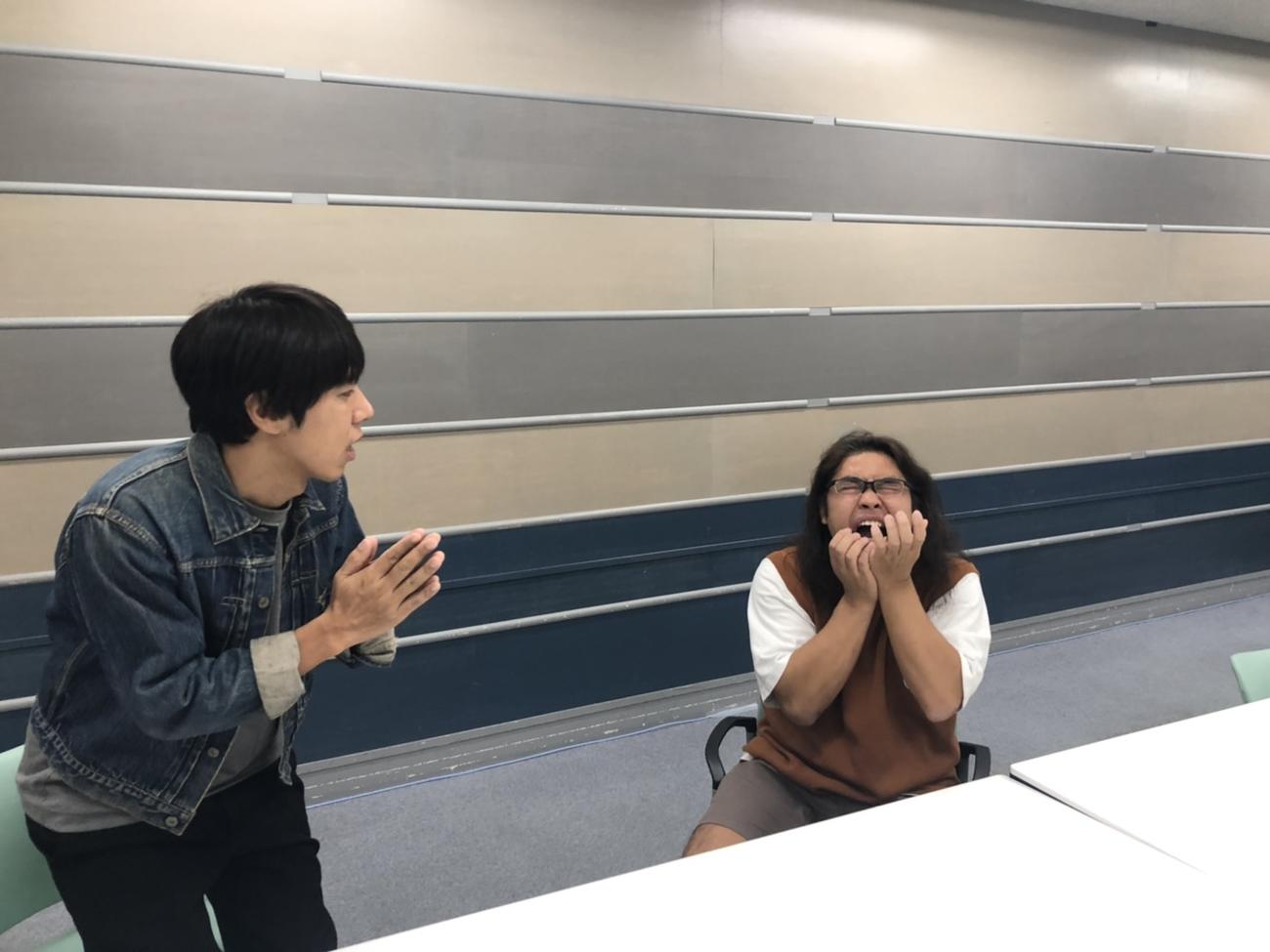10月2、3日に単独ライブ「銀座ロッチ」を時事通信ホールにて開催するお笑いコンビ、ロッチのコカドケンタロウ（左）と中岡創一