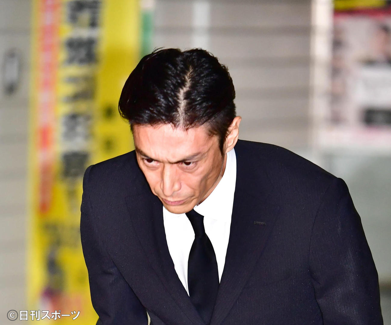 大麻取締法違反の罪で起訴され、この日東京湾岸署を保釈された俳優の伊勢谷被告は大勢の報道陣の前で深々と頭を下げる（撮影・小沢裕）