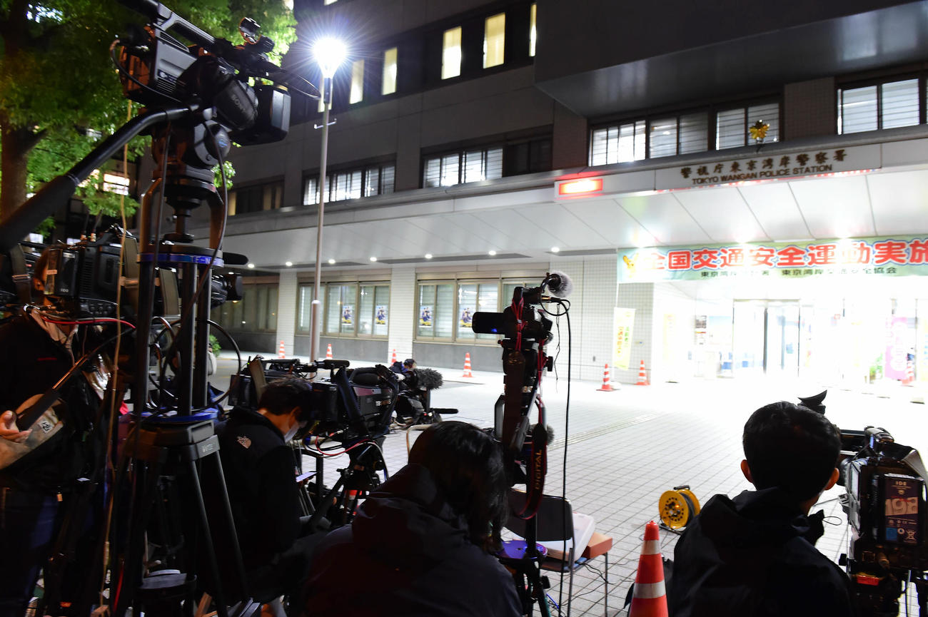 大麻取締法違反の罪で起訴された俳優の伊勢谷被告の保釈のため東京湾岸署には大勢の報道陣が詰め掛けた（撮影・小沢裕）