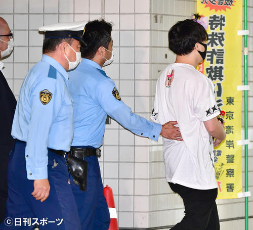大麻取締法違反の罪で起訴され、この日東京湾岸署を保釈された俳優の伊勢谷被告にインタビューを試みた乱入者が警察署員に取り押さえられ、署内に連れ込まれるハプニングが起こった（撮影・小沢裕）