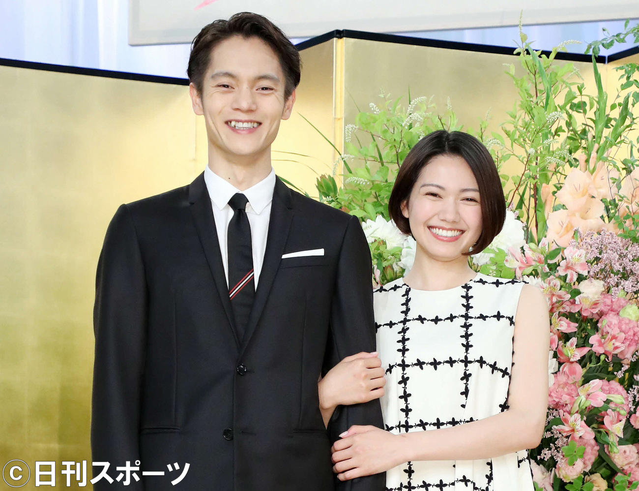 NHK連続テレビ小説「エール」の窪田正孝（左）と二階堂ふみ
