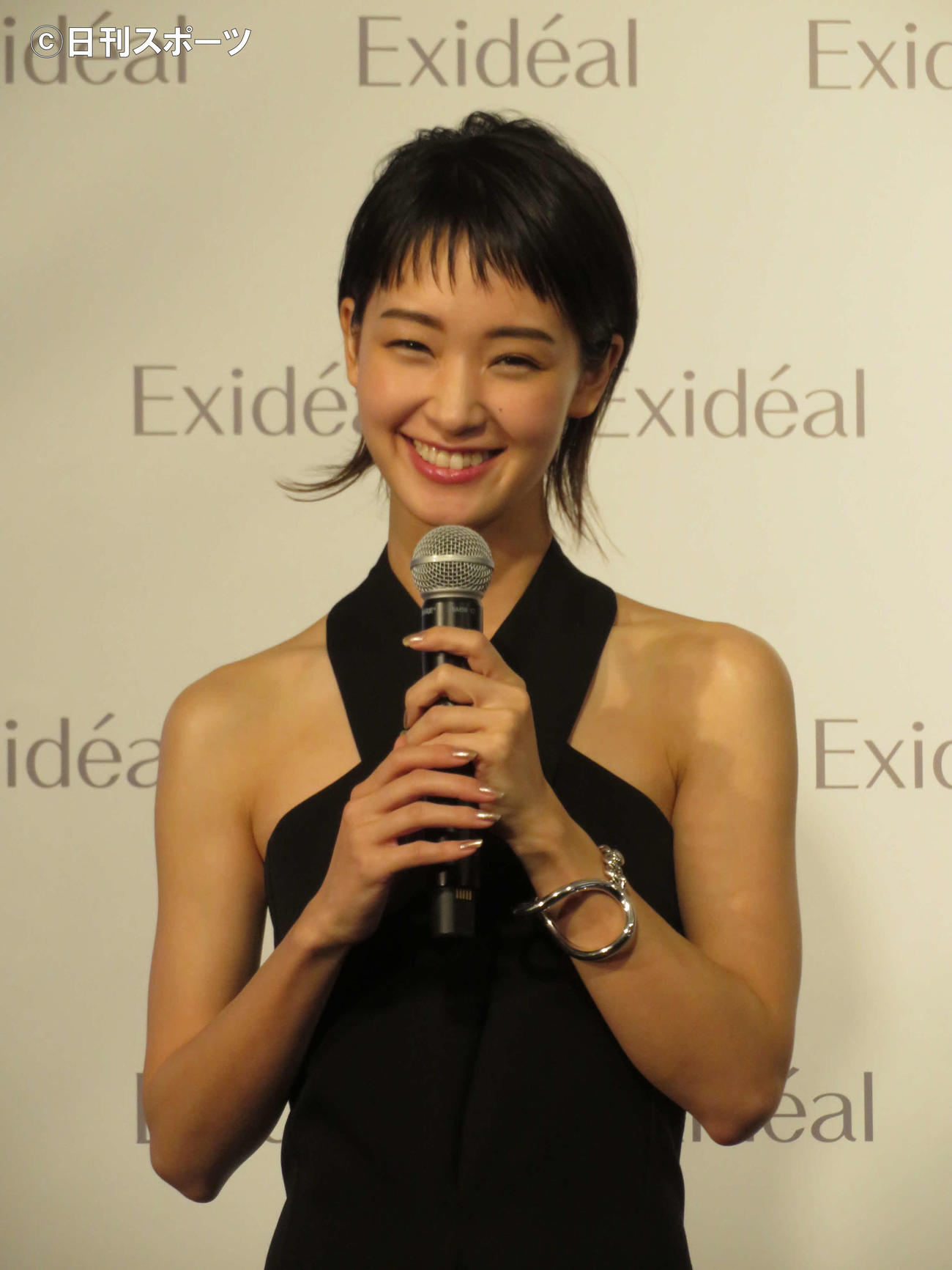 LED美顔器「エクスイディアル」新製品発表会見に登壇し、笑みを浮かべる剛力彩芽（撮影・村上幸将）