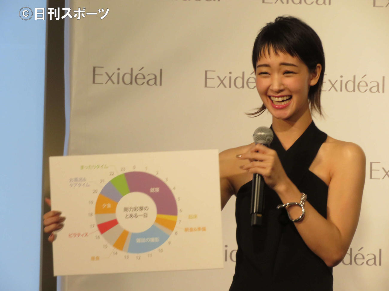 LED美顔器「エクスイディアル」新製品発表会見に登壇し、笑みを浮かべる剛力彩芽（撮影・村上幸将）
