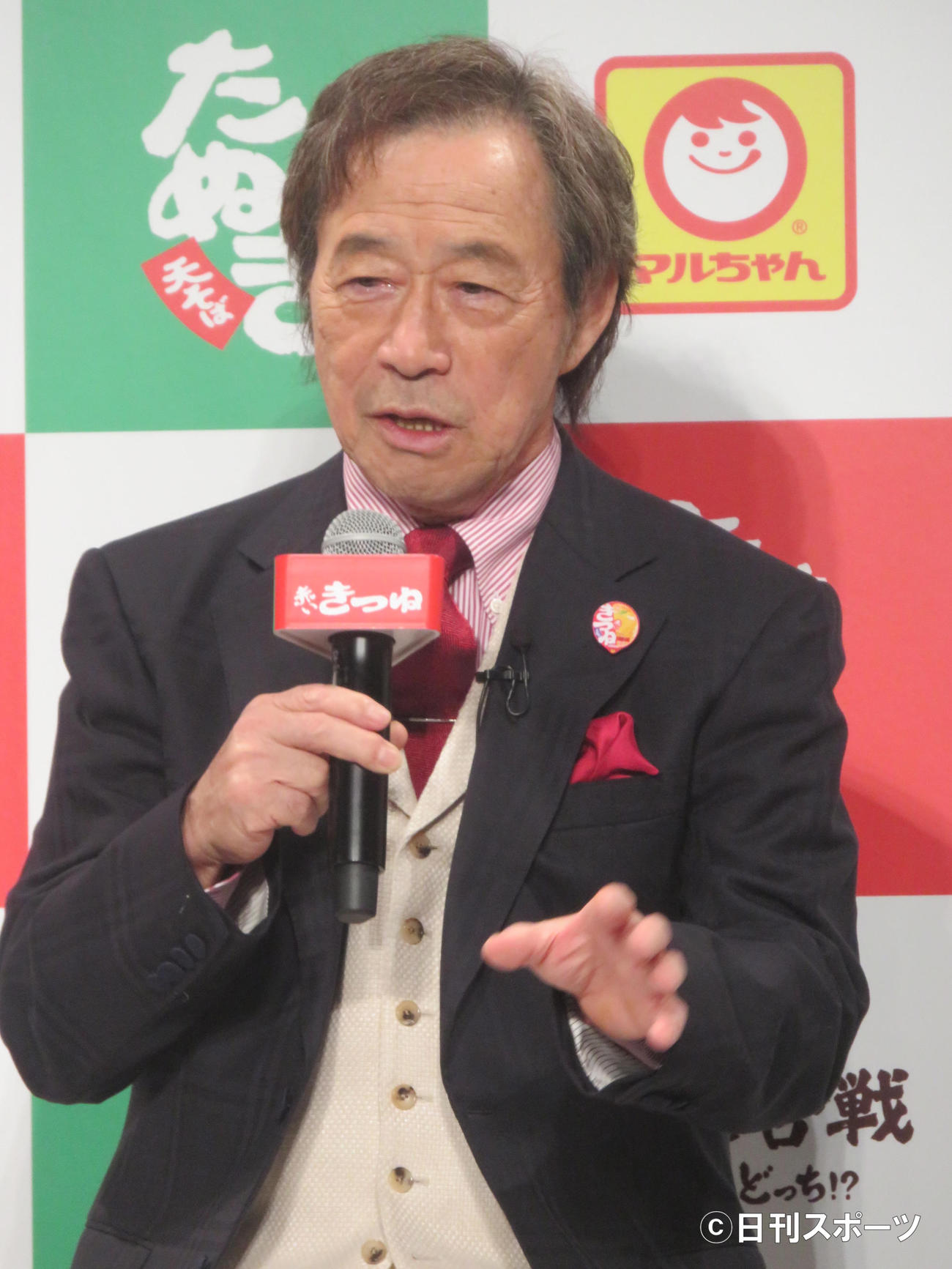 「赤いきつね緑のたぬき　新CM発表会」に出席した武田鉄矢