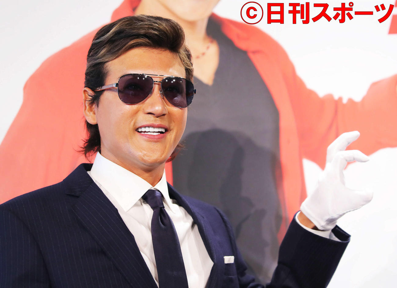 フォトセッションでポーズを決める新庄剛志氏（撮影・河田真司）　　　　　