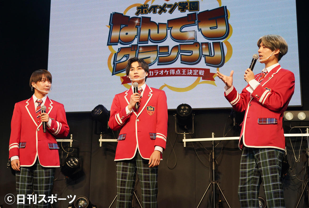 配信メディアサービス「NDP　TV」を開設し番組「ボイメン学園　なんでもグランプリ」についてコメントするBOYS　AND　MENの吉原雅斗（右）と祭nine．の寺坂頼我（中央）とボイメン大阪研究生の高橋真佳把（左）（撮影・森本幸一）
