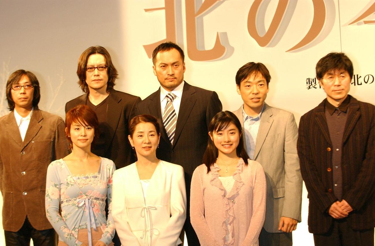 映画「北の零年」の製作発表。石原さとみは前列右（2004年2月9日）