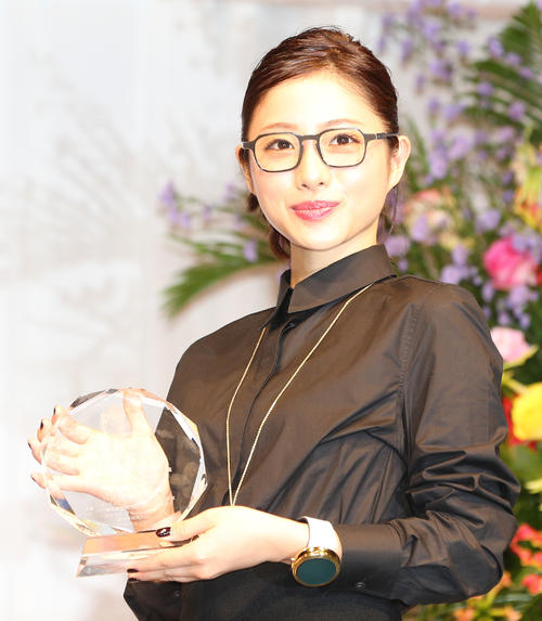 日本メガネベストドレッサー賞を受賞した芸能界部門の石原さとみ（2014年10月20日）