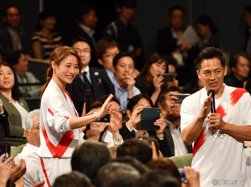 19年7月、東京五輪1年前セレモニーで、東京2020聖火リレー公式アンバサダーの石原さとみ（左）と野村忠宏が客席から入場し招待客とハイタッチする