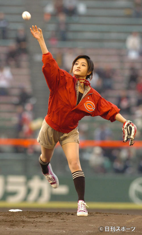 広島対巨人戦で始球式をする石原さとみ（2007年4月10日）