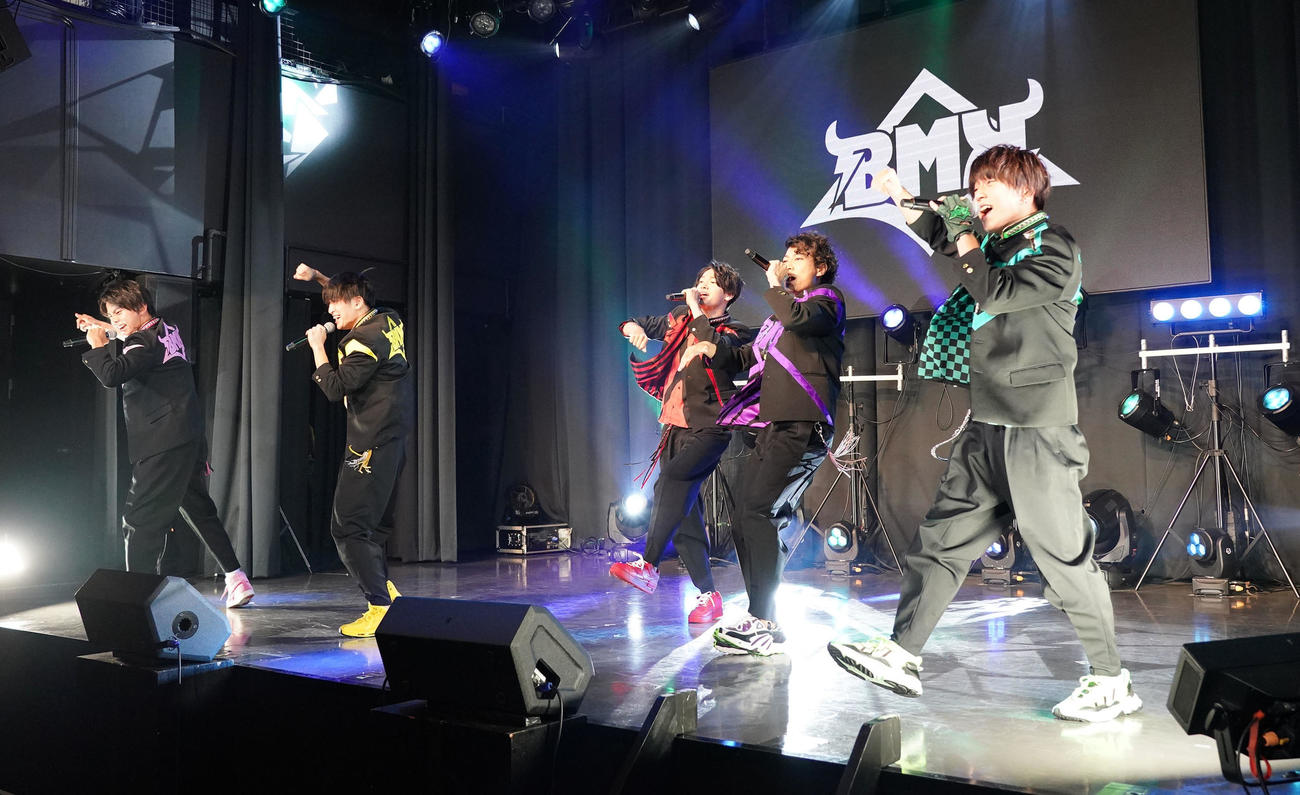 メジャーデビューが決まり会見を行い、同時にデビューシングル「モンスターフライト」を披露するBMK（Big　Monster　Kite）のメンバー（左から）三隅一輝、佐藤匠、松岡拳紀介、米谷恭輔、中原聡太（撮影・森本幸一）