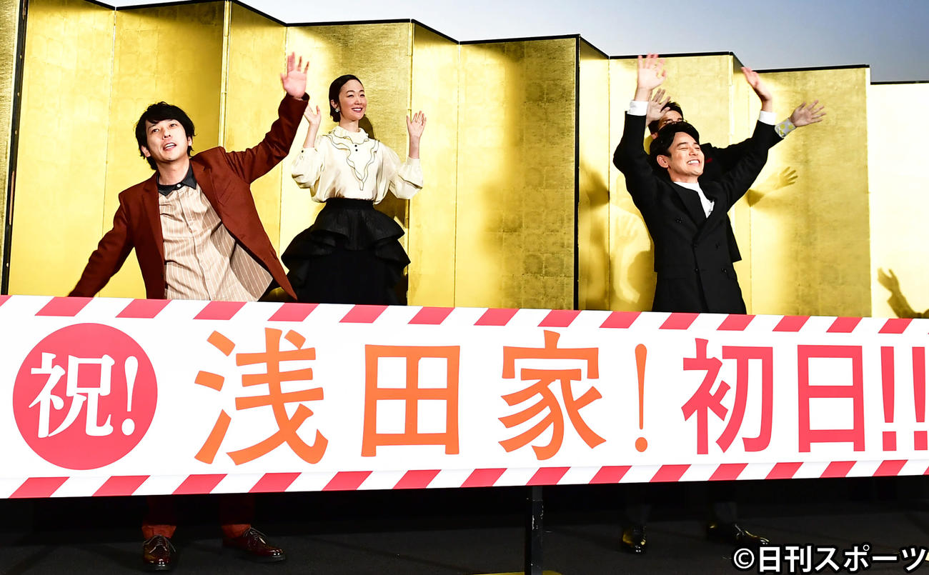 映画「浅田家！」初日舞台あいさつに臨む、左から二宮和也、黒木華、妻夫木聡（撮影・小沢裕）
