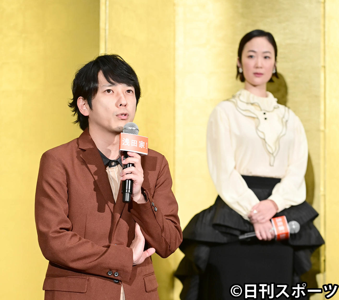 映画「浅田家！」初日舞台あいさつに臨む二宮和也。後方右は黒木華（撮影・小沢裕）