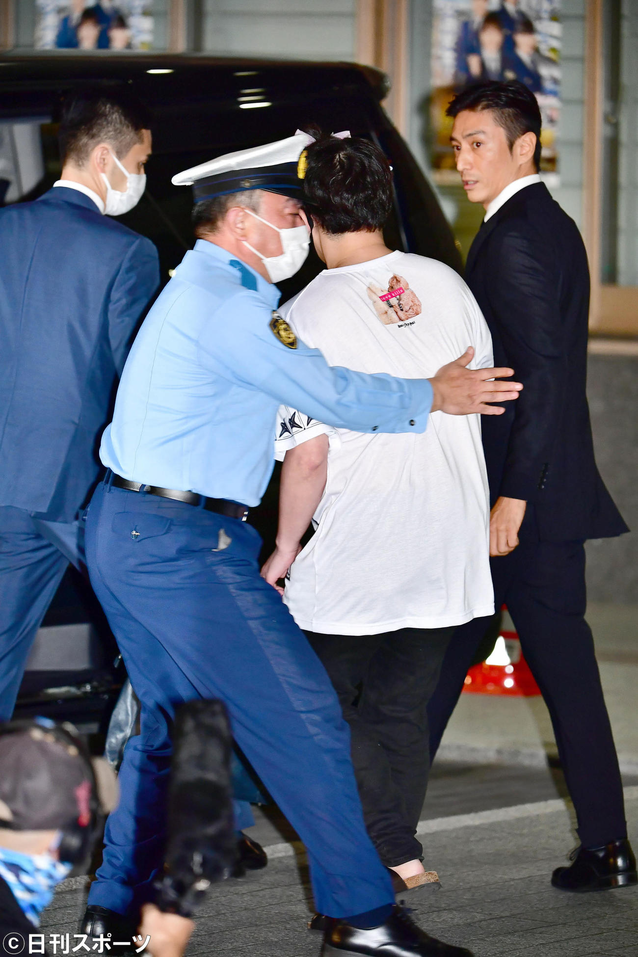 9月30日、東京湾岸署から保釈された俳優の伊勢谷友介被告（右）に男性が直撃を試みて警察署員に取り押さえられるハプニングが起こった（撮影・小沢裕）