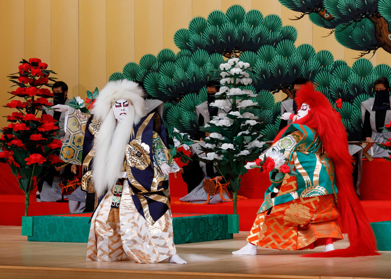 尾上菊之助（左）は「錦秋御園座歌舞伎」で「連獅子」に初めて挑む。右は中村萬太郎