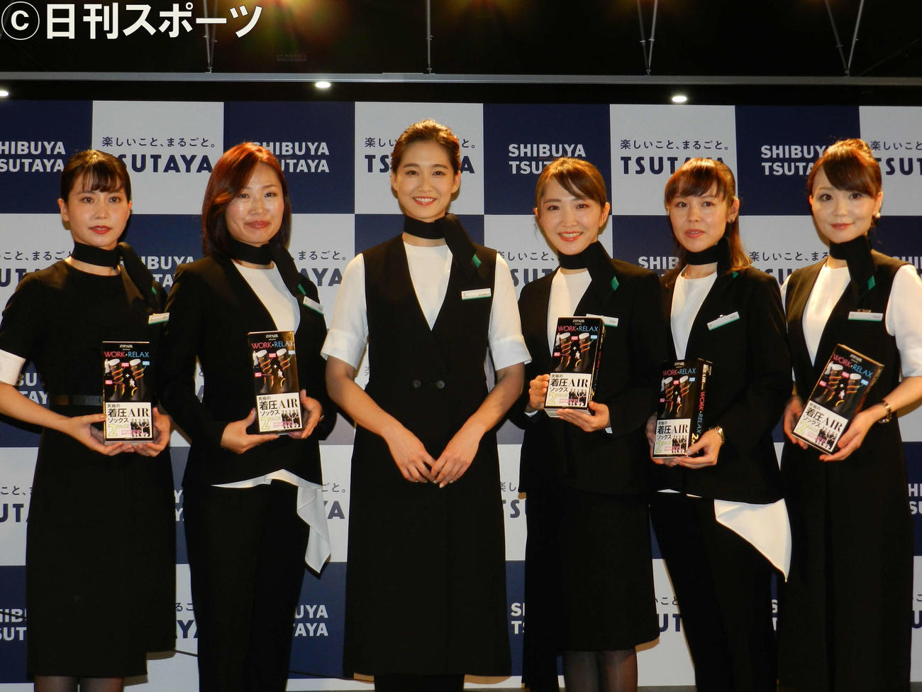 「究極の着圧ソックス」発売記念イベントに出席した谷川りさこ（中央左）とZIPAIRのCAたち（撮影・三須佳夏）