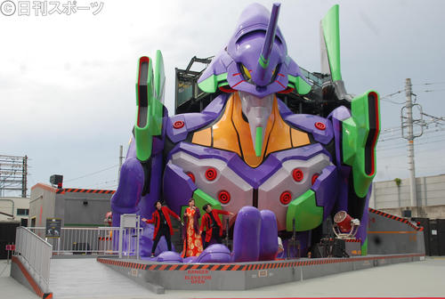 東映太秦映画村に登場した新アトラクションのエヴァンゲリオン初号機の手のひらに乗り熱唱する高橋洋子（撮影・松浦隆司）