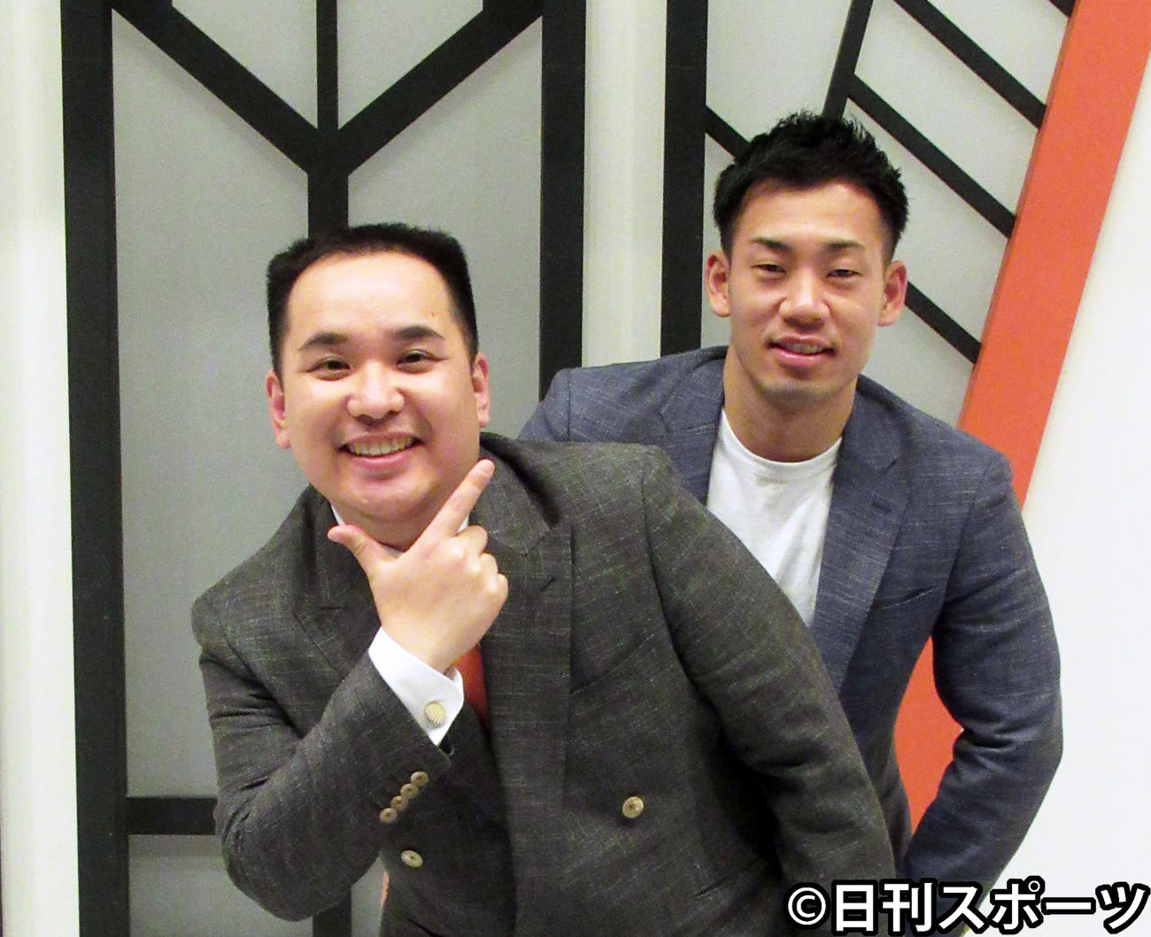 ミルクボーイの内海崇（手前）と駒場孝（2020年3月16日撮影）