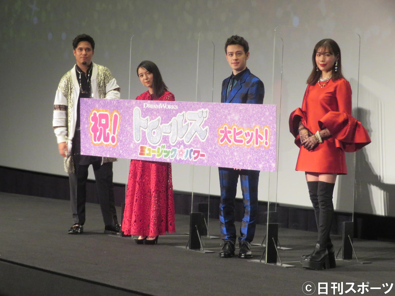映画「トロールズ　ミュージック★パワー」公開記念舞台あいさつに出席した、左から木村昴、上白石萌音、ウエンツ瑛士、仲里依紗