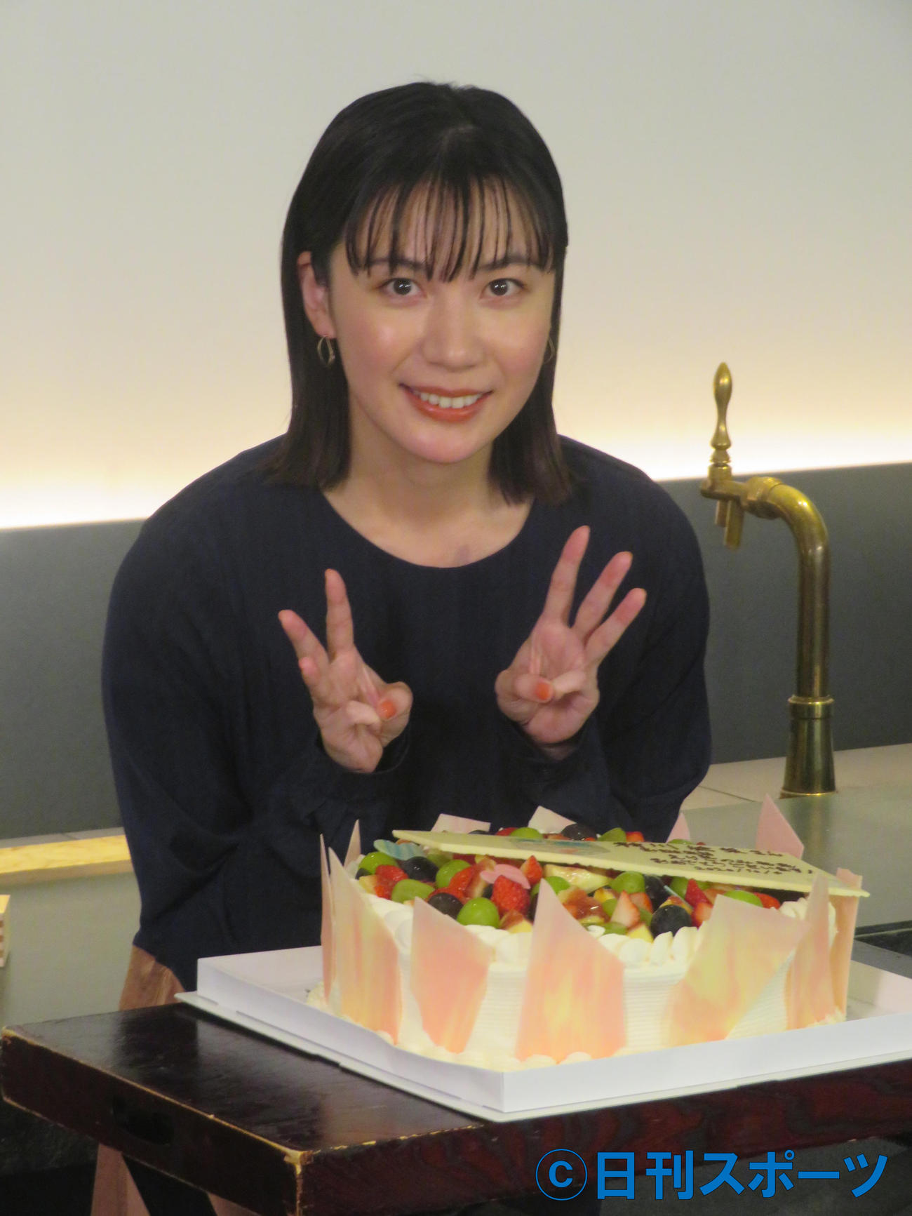 33歳の誕生日を祝うケーキを贈られ指で「33」のポーズを取る村川絵梨