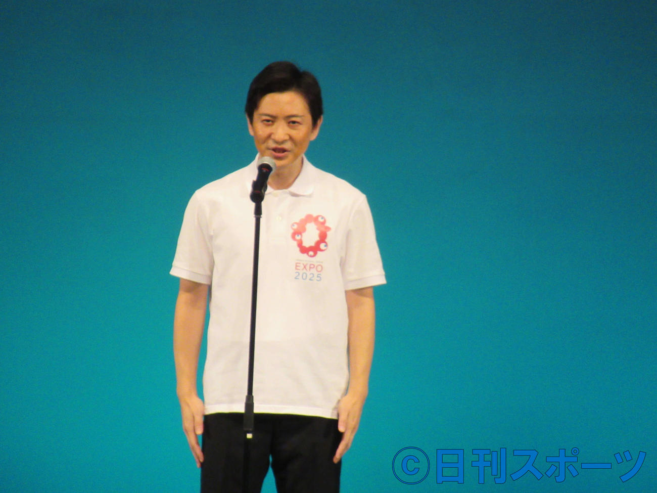 大阪・新歌舞伎座の再開公演となった「ザ・ニュースペーパー　瓦版　大阪秋の陣」で、大阪府の吉村洋文知事のモノマネをする田中学（撮影・星名希実）