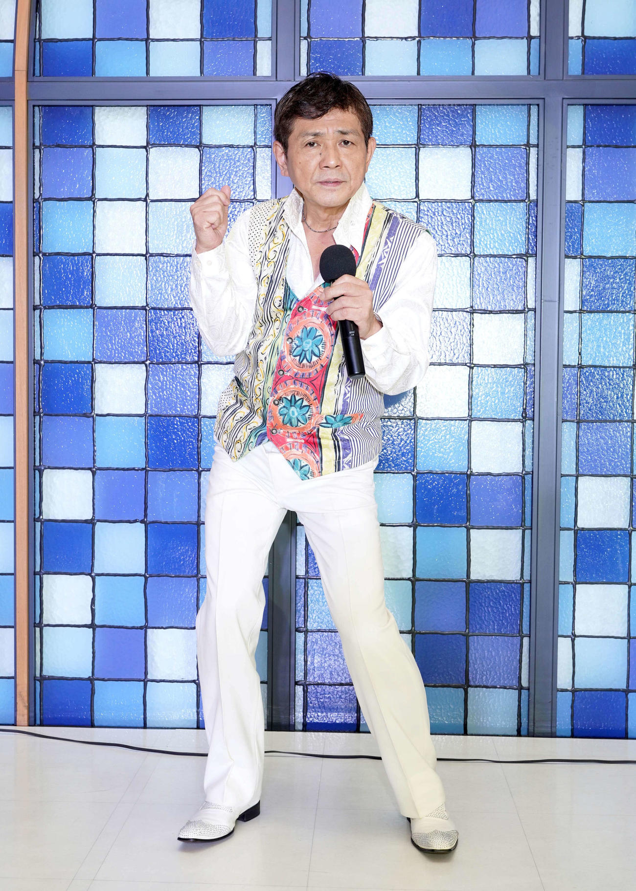 新曲発表ライブで熱唱する福田みのる（東京・赤坂のシュビアで）

