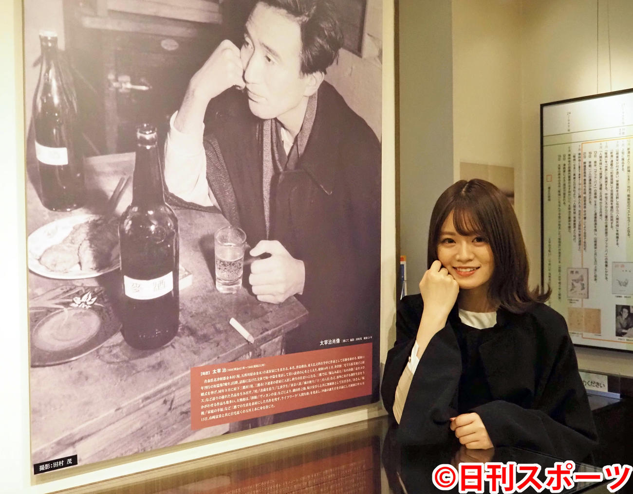 東京・三鷹市の「太宰治文学サロン」を訪れた乃木坂46山崎怜奈（撮影・遠藤尚子）