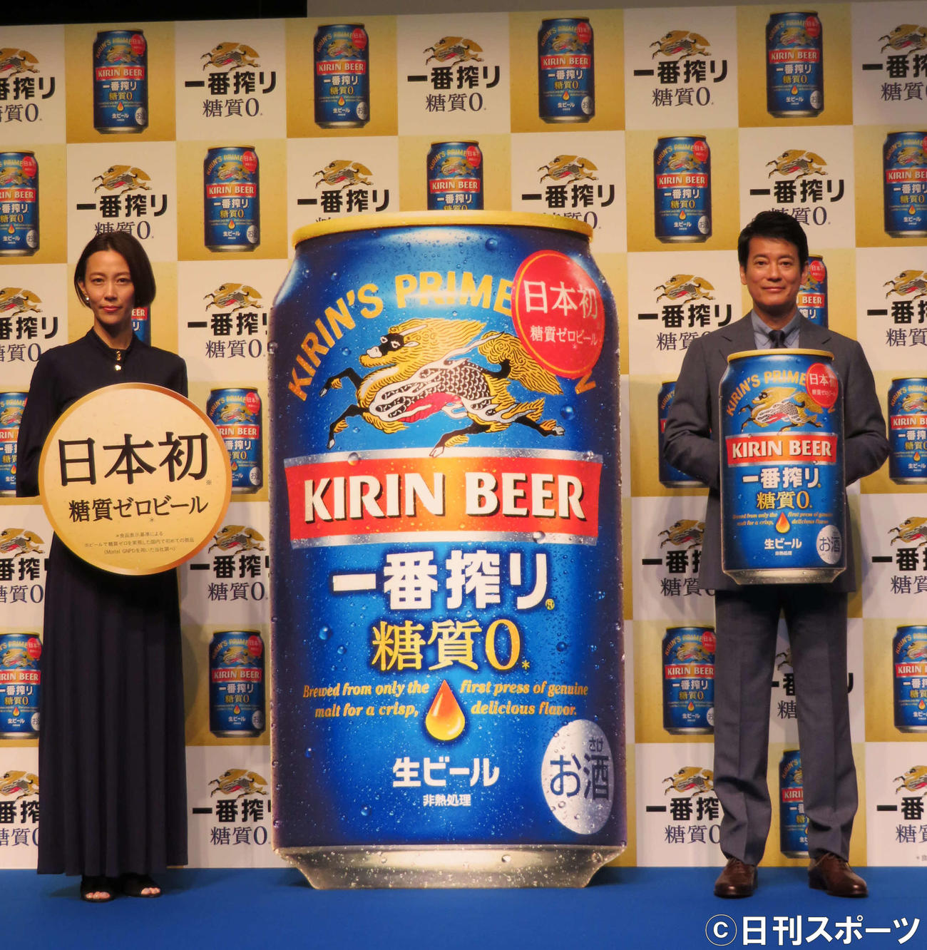 唐沢寿明と木村佳乃（右から）が日本初の糖質ゼロビール「キリン一番搾り糖質ゼロ」の味を絶賛した