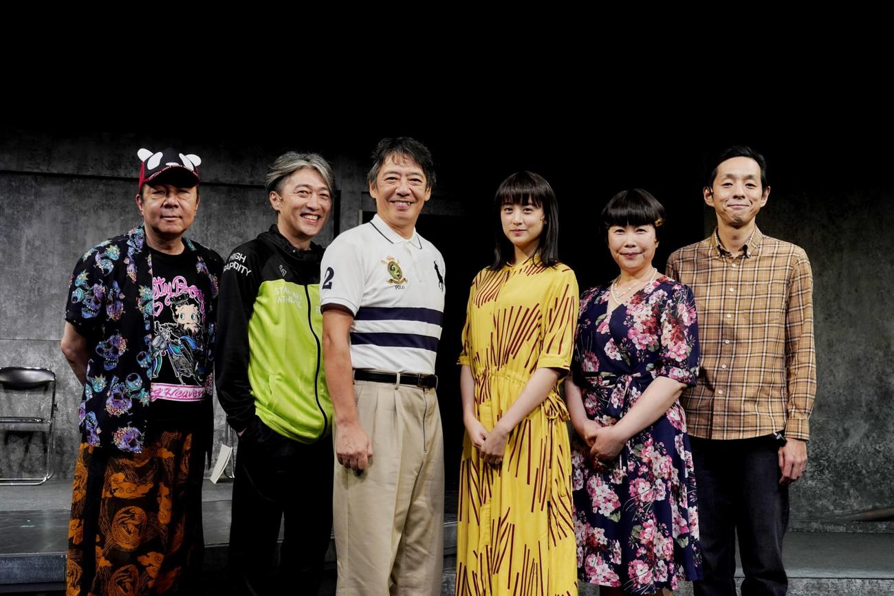 「獣道一直線！！！」に出演する、左から古田新太、池田成志、生瀬勝久、山本美月、池谷のぶえ、宮藤官九郎（細野晋司氏撮影）