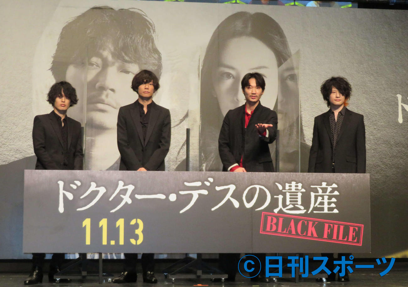 映画「ドクター・デスの遺産－BLACK　FILE－」プレミアイベントに登壇した、左から［Alexandros］白井真輝、川上洋平、綾野剛、磯部寛之（撮影・村上幸将）