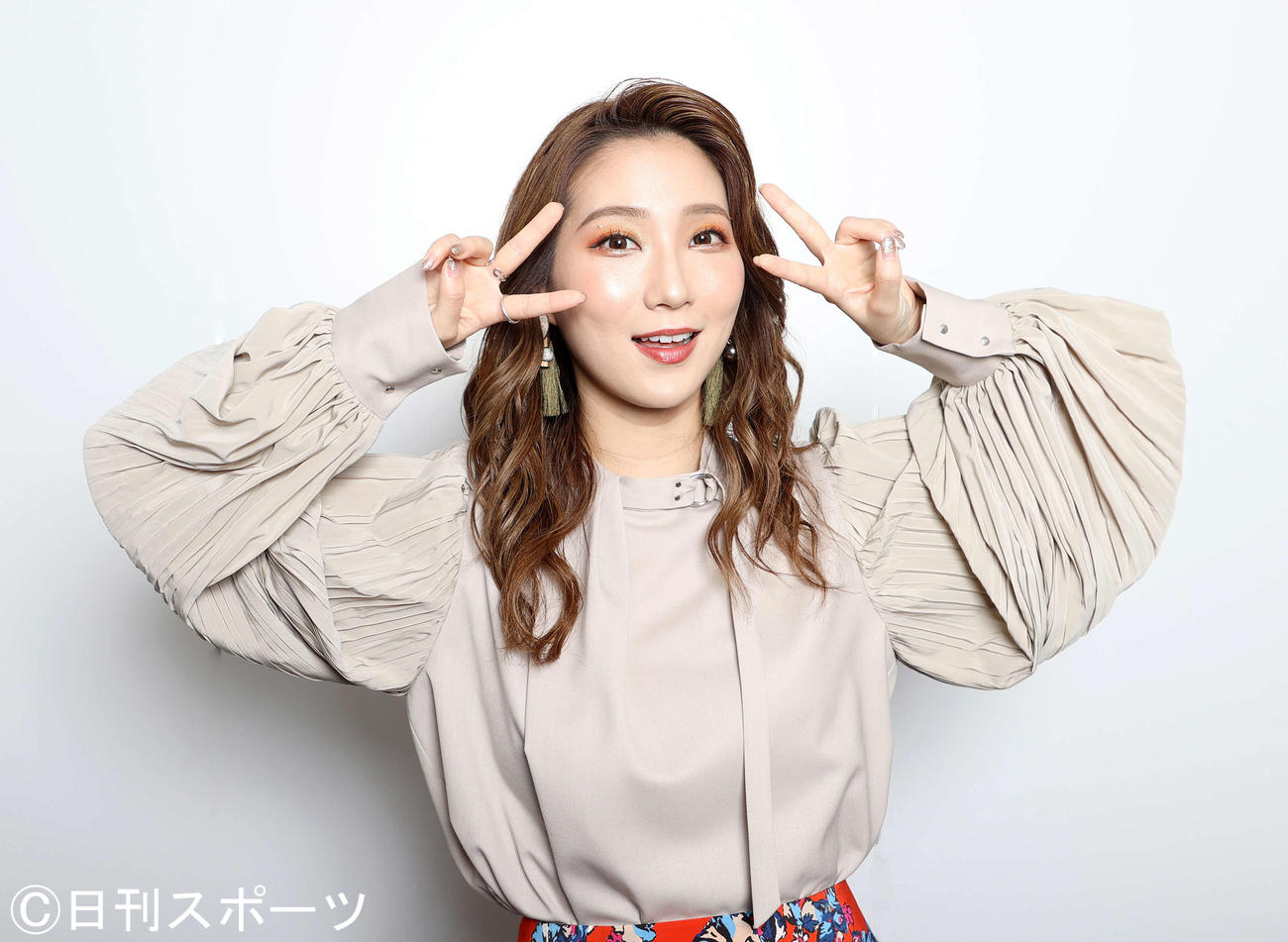 ポーズを決めるタレントのファーストサマーウイカ（2020年9月12日撮影）