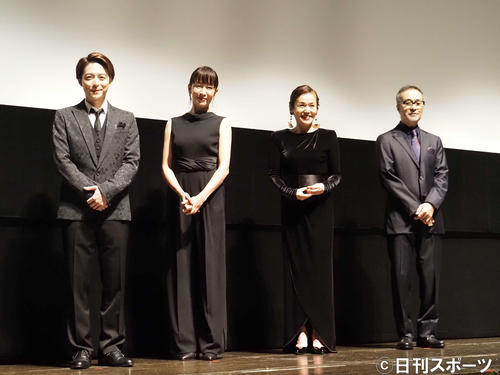 「COCOON Movie!!芸術監督傑作選」初日舞台あいさつに出席した、左から小池徹平、宮沢りえ、大竹しのぶ、松尾スズキ(撮影・遠藤尚子)