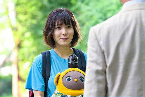 6日放送のTBS系ドラマ「おカネの切れ目が恋のはじまり」最終話の場面ショット。おもちゃをもつ松岡茉優(C)TBS