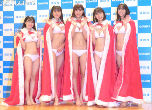 「ミスマガジン2020」に選出されガウンを羽織った、左から早川渚紗、後藤真桜、新井遥、菊地姫奈、大槻りこ