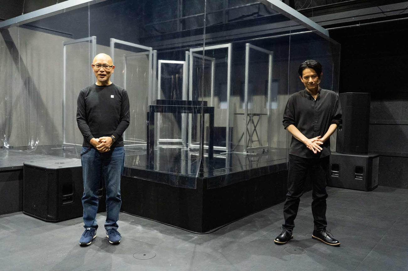舞台「YARNS」公開ゲネプロ＆取材会に出席した佐藤アツヒロ（右）と演出の鈴木勝秀氏