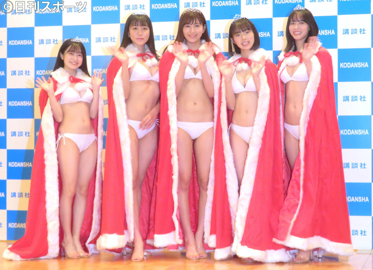 「ミスマガジン2020」に選出されガウンを羽織った、左から早川渚紗、後藤真桜、新井遥、菊地姫奈、大槻りこ