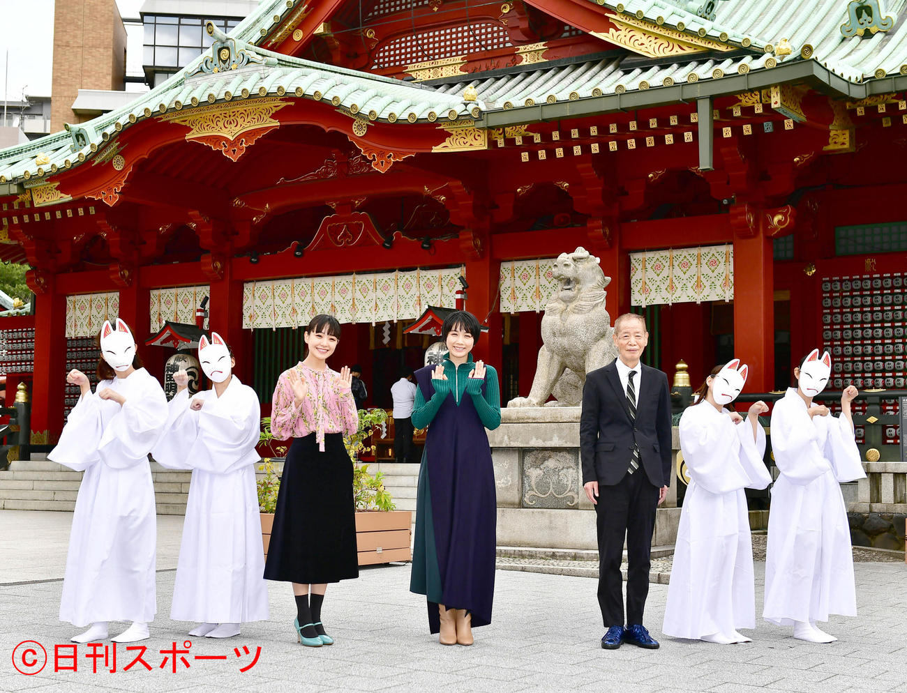 映画「みをつくし料理帖」ヒット祈願祭の記者会見に臨む、左から奈緒、松本穂香、角川春樹監督（撮影・小沢裕）