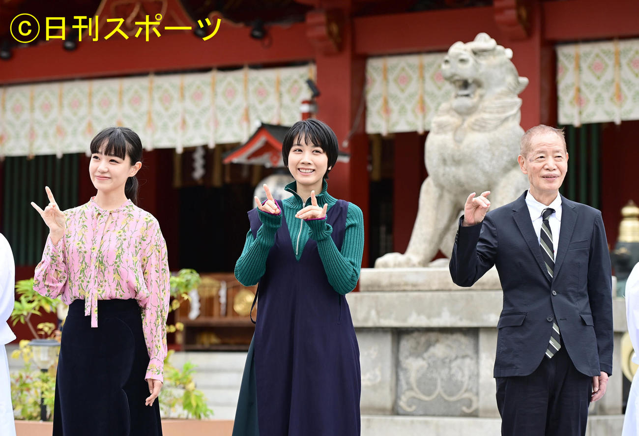 映画「みをつくし料理帖」ヒット祈願祭の記者会見に臨む、左から奈緒、松本穂香、角川春樹監督（撮影・小沢裕）