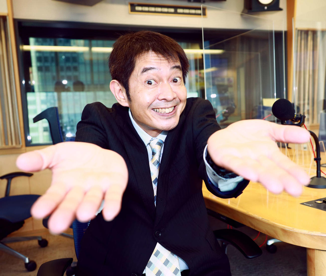 番組進行中の「しゃべり手」を指名するポーズで笑顔を見せる文化放送太田英明編成局長（撮影・中島郁夫）