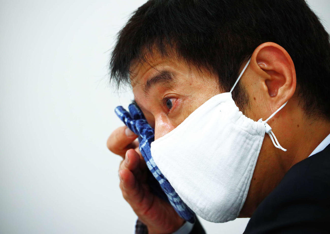 アナウンサー人生を振り返りながら涙を拭う（撮影・中島郁夫）