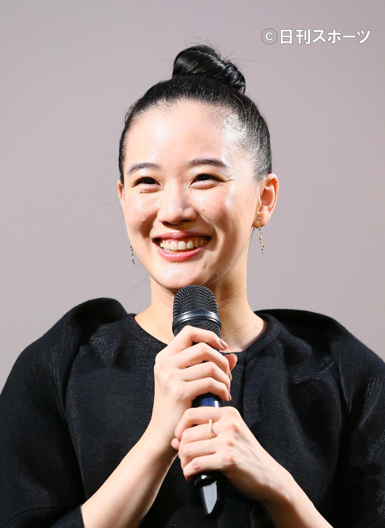 ベネチア映画祭の銀獅子賞の喜びを語る蒼井優（撮影・足立雅史）