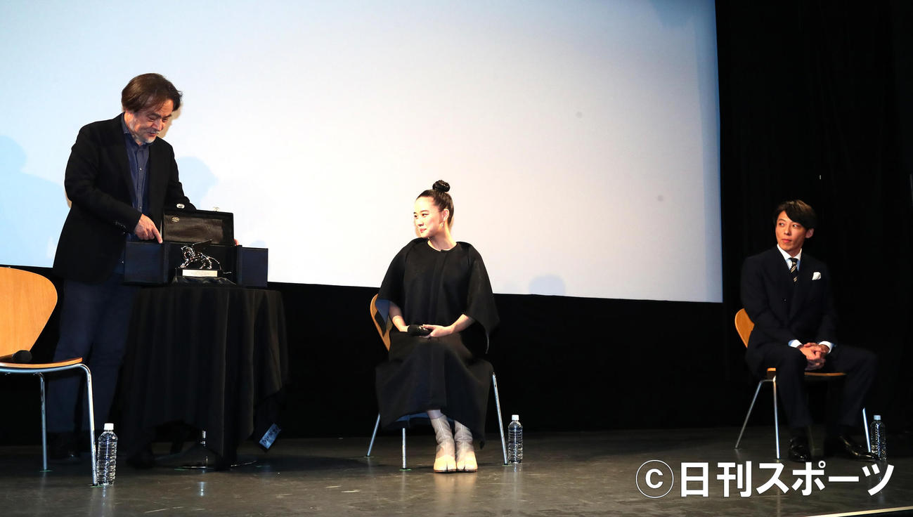 銀獅子トロフィーを披露し笑顔を見せる映画「スパイの妻」の、左から黒沢清監督、蒼井優、高橋一生（撮影・足立雅史）