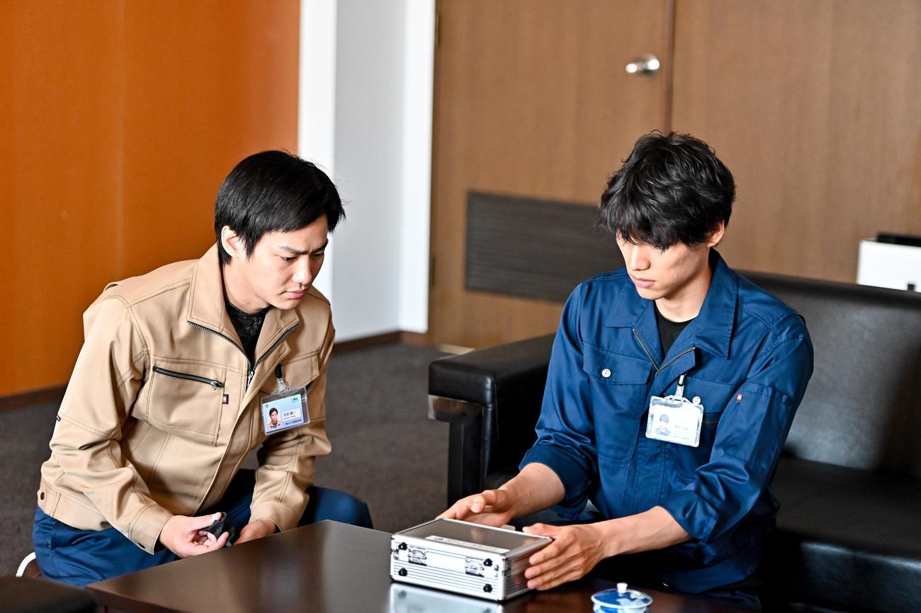 リレイド貿易に潜入した佐根村将（野村周平＝左）と黒沢兵悟（福士蒼汰）（C）カンテレ