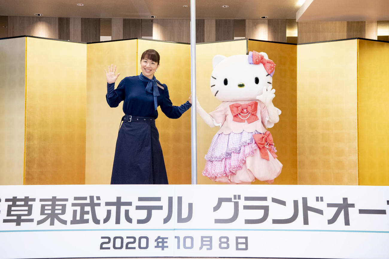 「浅草東武ホテル」の開業セレモニーに出席した浜口京子（左）とハローキティ（C）1976,2020SANRIOCO.,LTD.　APPROVALNO.L613124