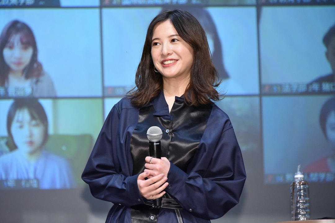 主演映画「きみの瞳が問いかけている」のプロモーションの一環で、青学大で開いた特別授業で特別講師となった吉高由里子