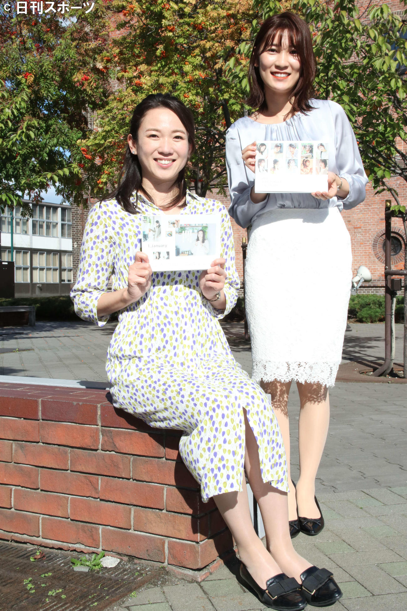 カレンダーを手にする金城茉里奈アナ（左）と大竹彩加アナ