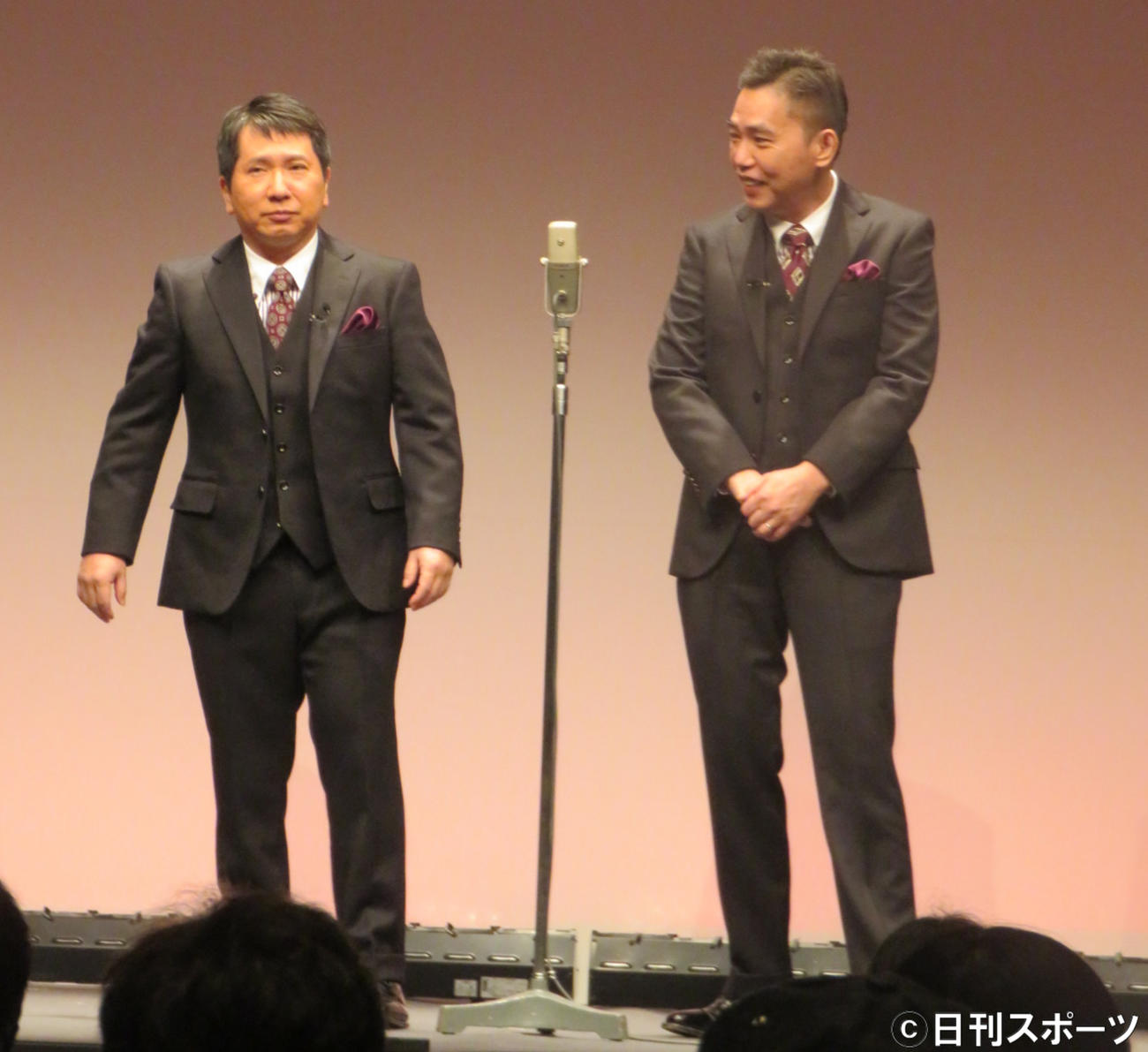 漫才を披露した爆笑問題の田中裕二（左）と太田光
