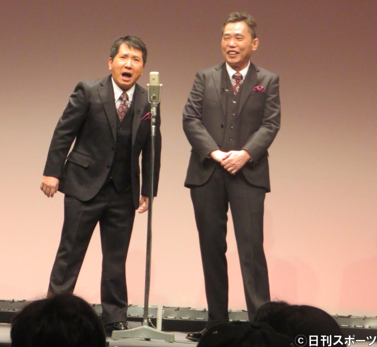 漫才を披露した爆笑問題の田中裕二（左）と太田光